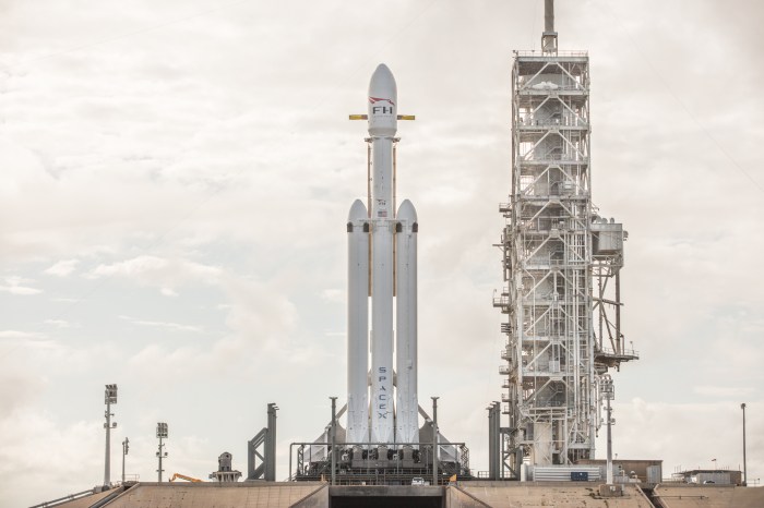 Die Falcon Heavy besteht aus drei Haupstufen ihrer kleineren Schwester Falcon 9.