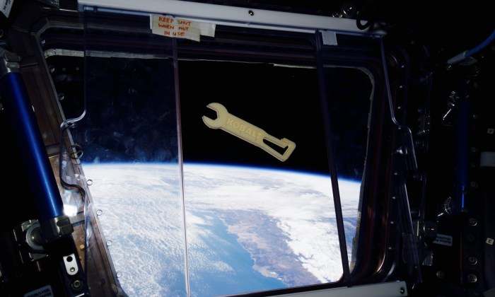 Ein Schraubenschlüssel aus dem 3D-Drucker von Made In Space schwebt durch den Ausguck der ISS. (Quelle: NASA)