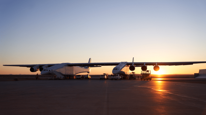 Der Roc – das größte Flugzeug der Welt, finanziert von Paul Allen, bei den ersten Rollversuchen in der Mojave Wüste (Bild: Stratolaunch)