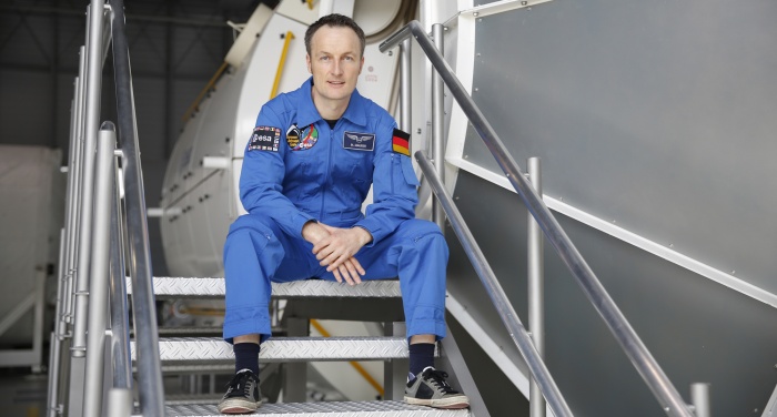 ESA-Astronaut Matthias Maurer auf der Treppe eines ISS-Mockup-Moduls im Astronautenzentrum in Köln.