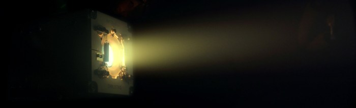 Das Triebwerk mit dem kryptischen Namen NPT30-I2-1U beim Feuern. Es stößt aber kein Xenon oder Krypton aus wie häufig üblich, sondern Iod. (Bild: ThrustMe)