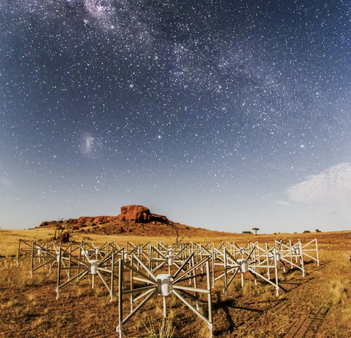 Teil des Radioteleskops MWA in der australischen Wüste. Bild: Pete Wheeler / ICRAR